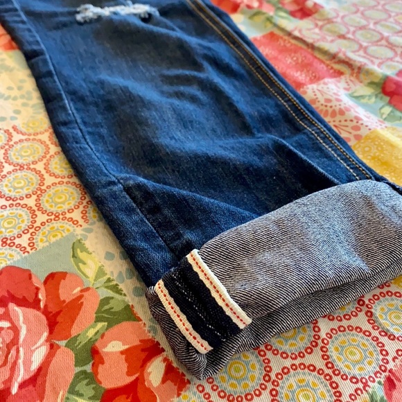 ๐ Dollhouse Distressed Skinny Roll Up Capris! - Picture 6 of 7